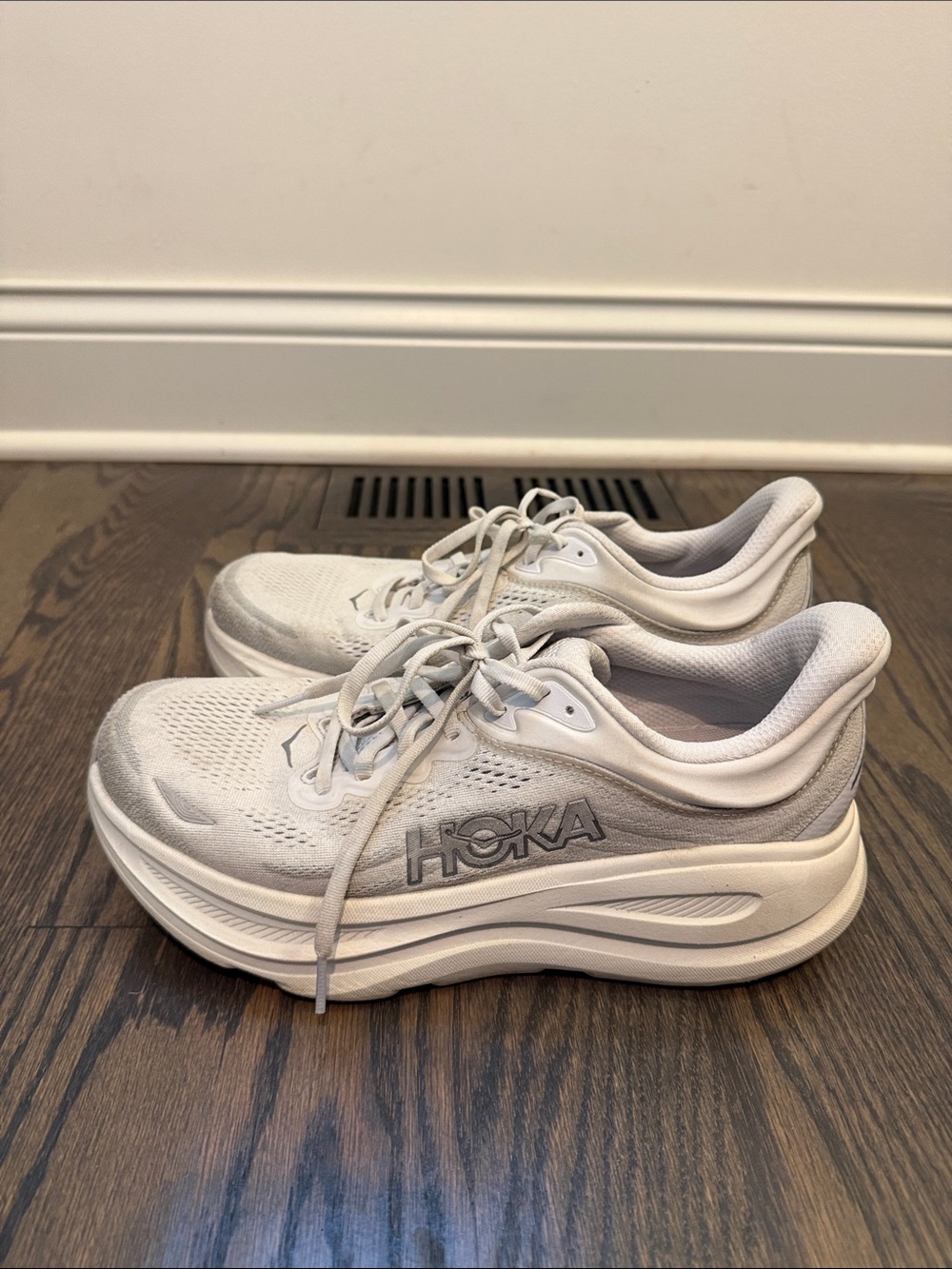 HOKA women’s bondi 9 sneakers 10.5D